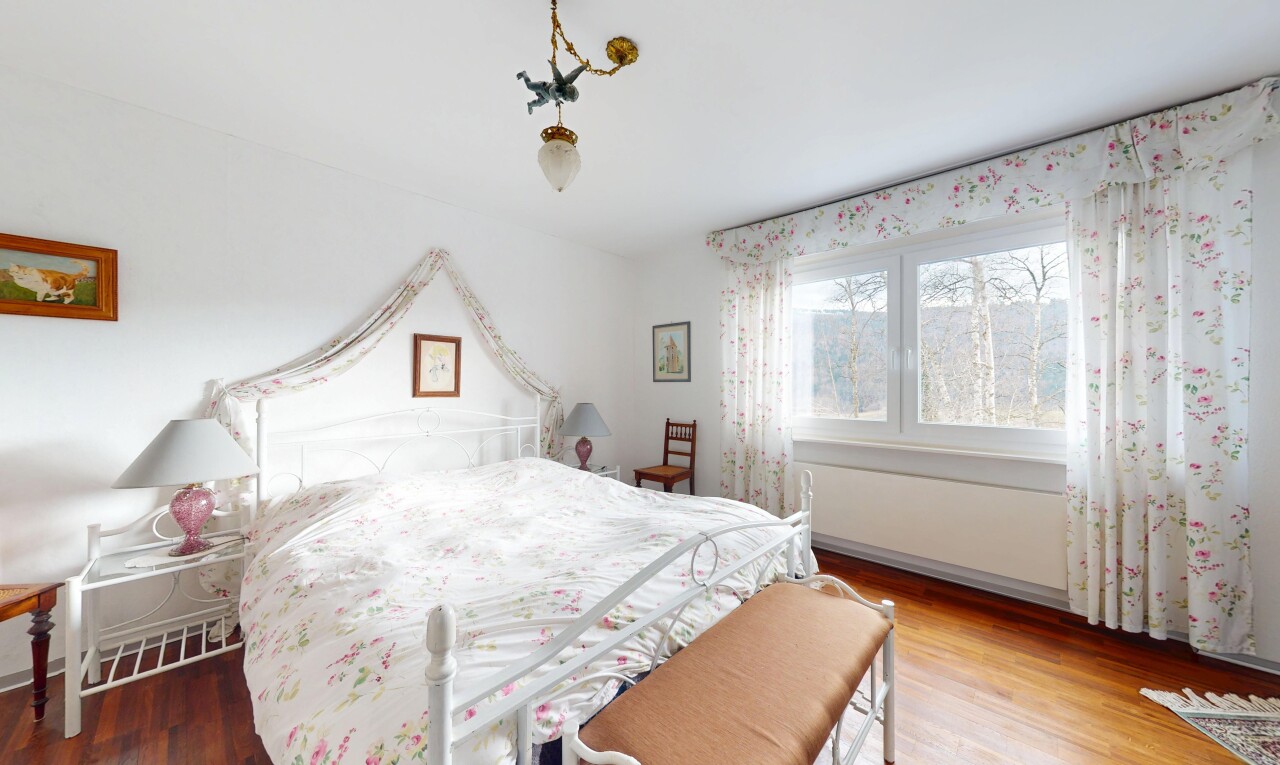 chambre avec cloison sèche, lumière naturelle, et sol en finition bois