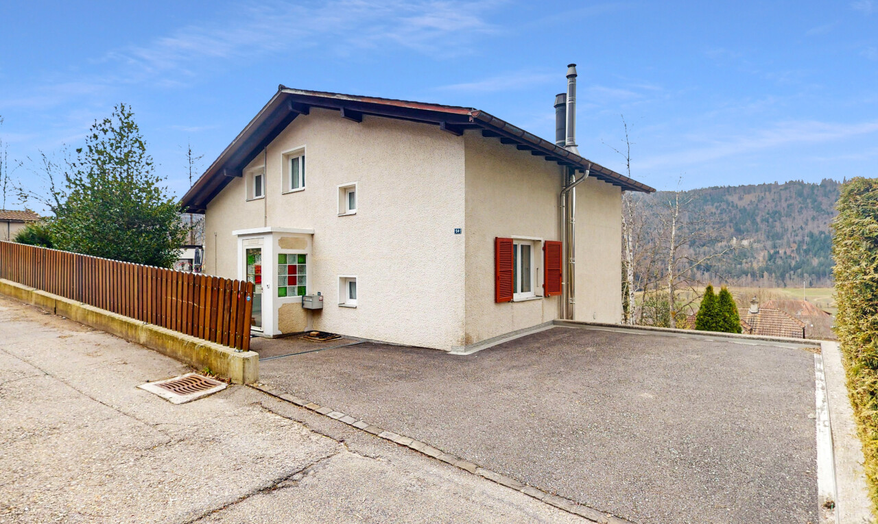 façade avec bardage en stuc et clôture