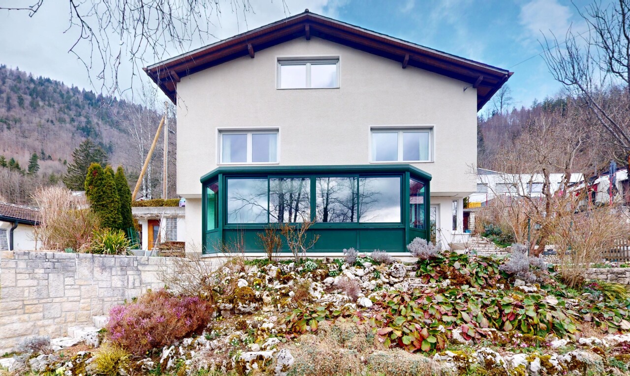 façade avec bardage en stuc et véranda