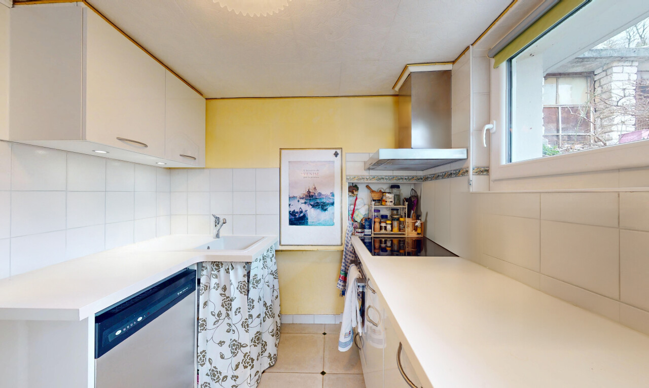 cuisine avec dosseret, backsplash, armoires blanches, sol en carrelage, et tile floor