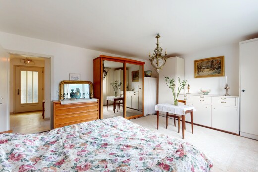 chambre avec lustre remarquable, cloison sèche, et placard