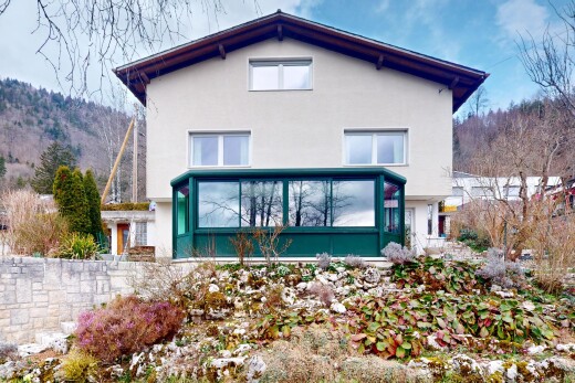 façade avec bardage en stuc et véranda
