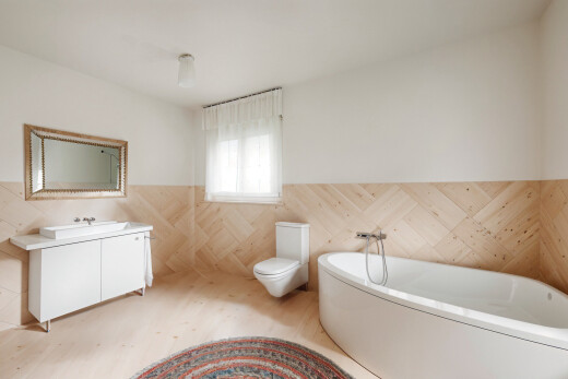 salle de bains avec miroir, mur à lambris, wainscot wall, salle de bain complète, et cloison sèche