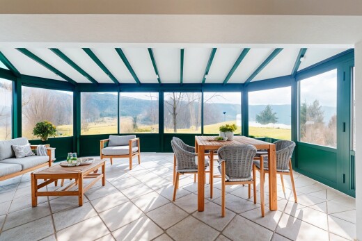 salon / salle à manger avec véranda, natural light, lumière naturelle, mountain view, et vue sur la montagne