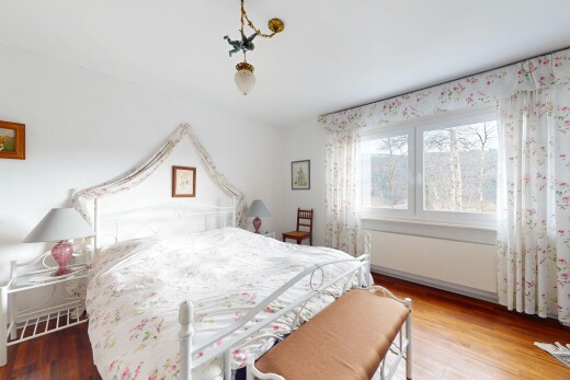 chambre avec cloison sèche, lumière naturelle, et sol en finition bois