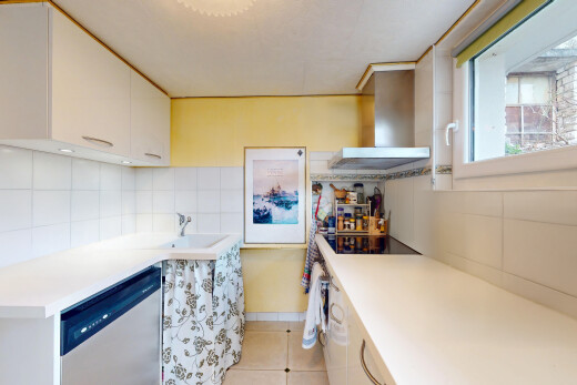 cuisine avec dosseret, backsplash, armoires blanches, sol en carrelage, et tile floor