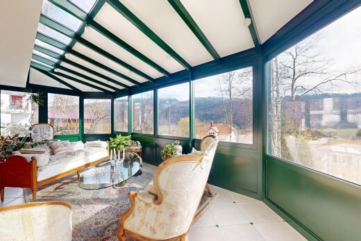 espace intérieur avec plafond voûté, véranda, et lumière naturelle