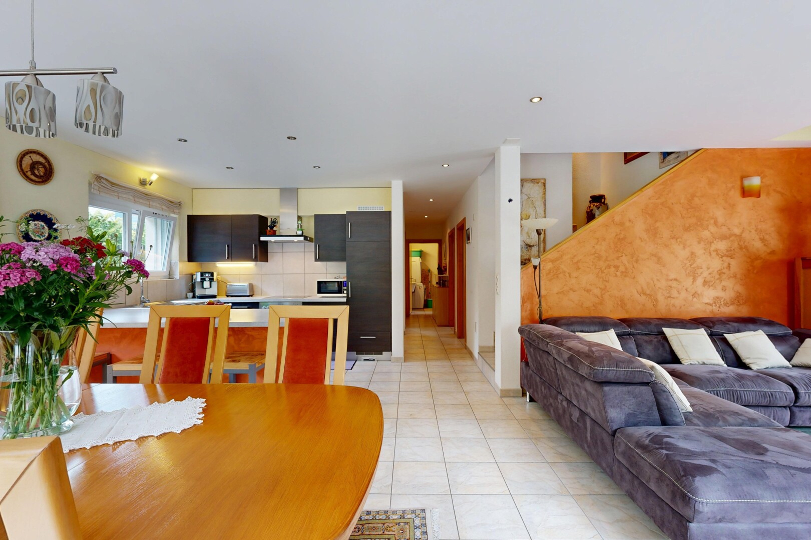 wohn- / esszimmer mit light floor, inside property, fliesenboden, tile floor, und gipskartonwand
