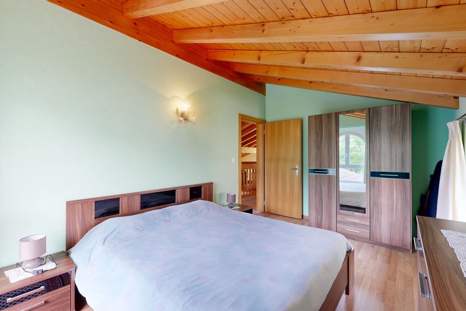 zimmer / schlafzimmer mit inside property, wood finish floor, holzfußboden, drywall, und gipskartonwand