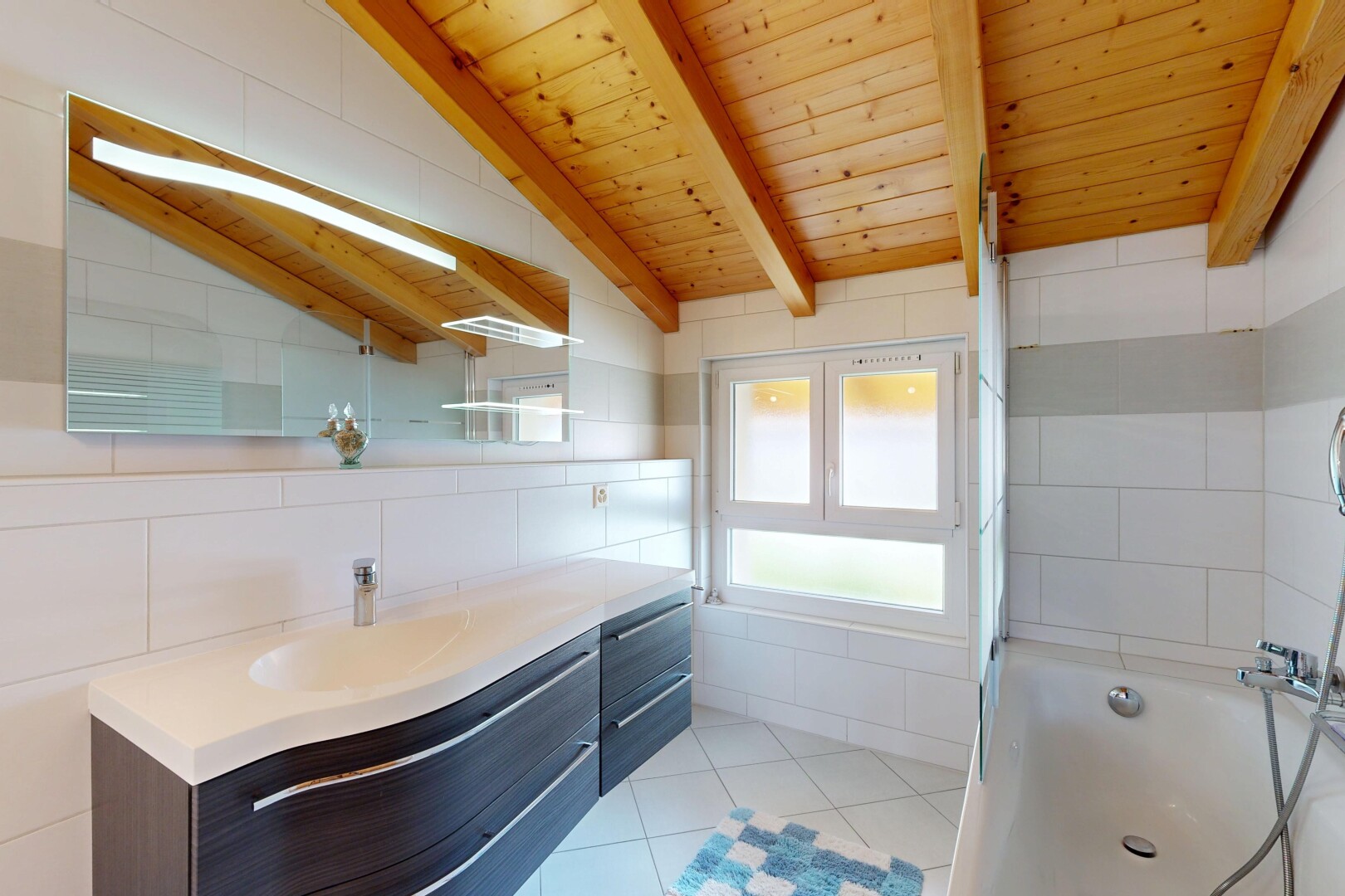 küche mit light floor, arbeitsplatten, light countertops, fliesenwand, und tile wall