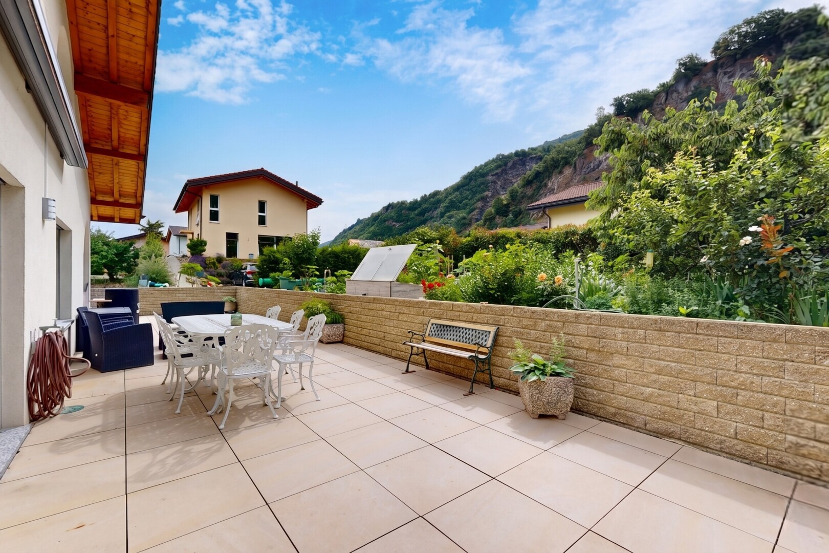 terrasse mit essbereich im freien, from property, day time, blick auf die berge, und mountain view
