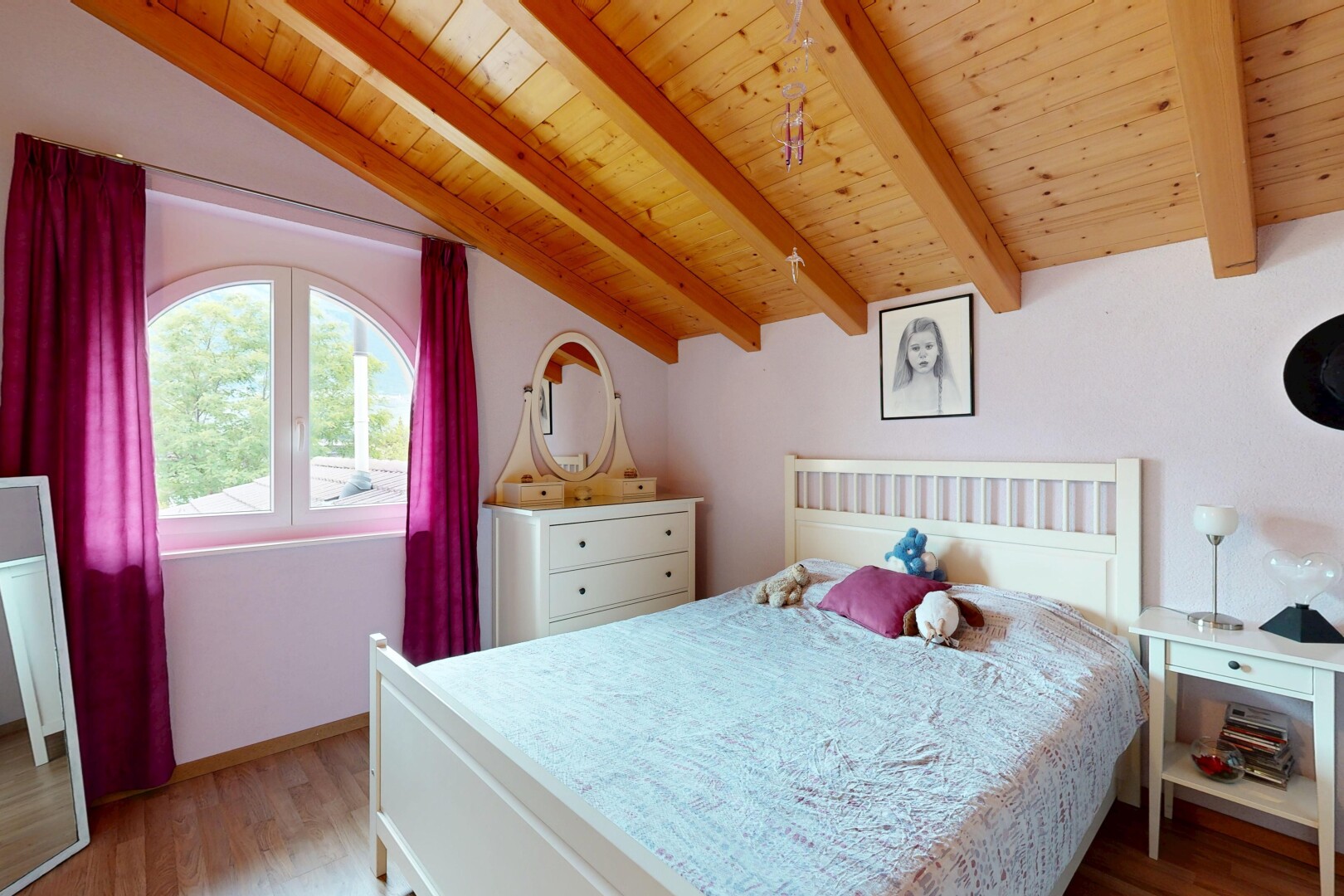 zimmer / schlafzimmer mit inside property, drywall, gipskartonwand, natural light, und natürliches licht