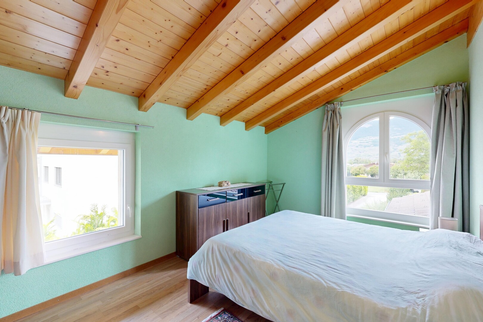 zimmer / schlafzimmer mit inside property, wood finish floor, holzfußboden, natural light, und natürliches licht