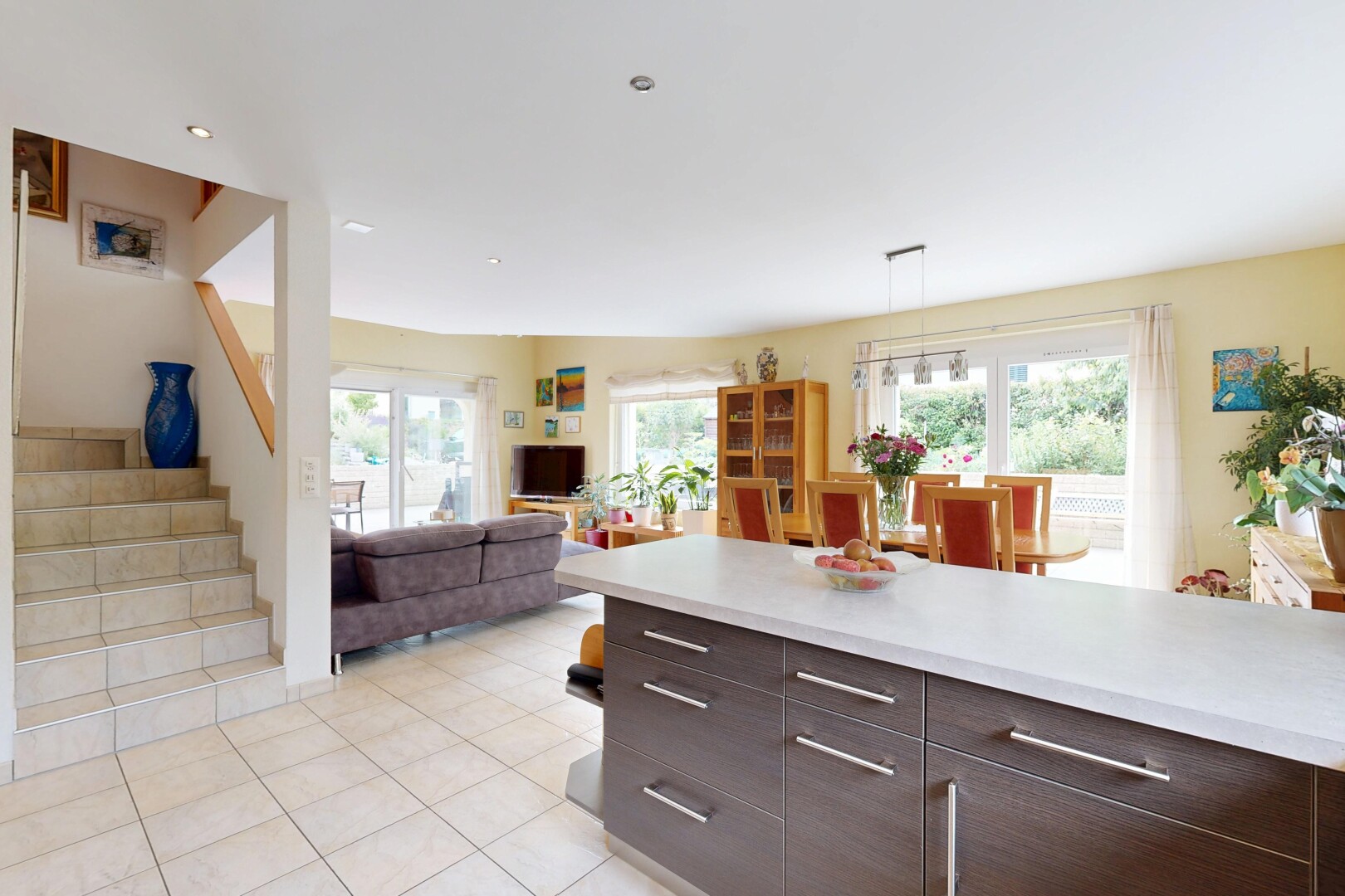 küche mit light floor, dunkelbraune schränke, dark brown cabinets, arbeitsplatten, und light countertops
