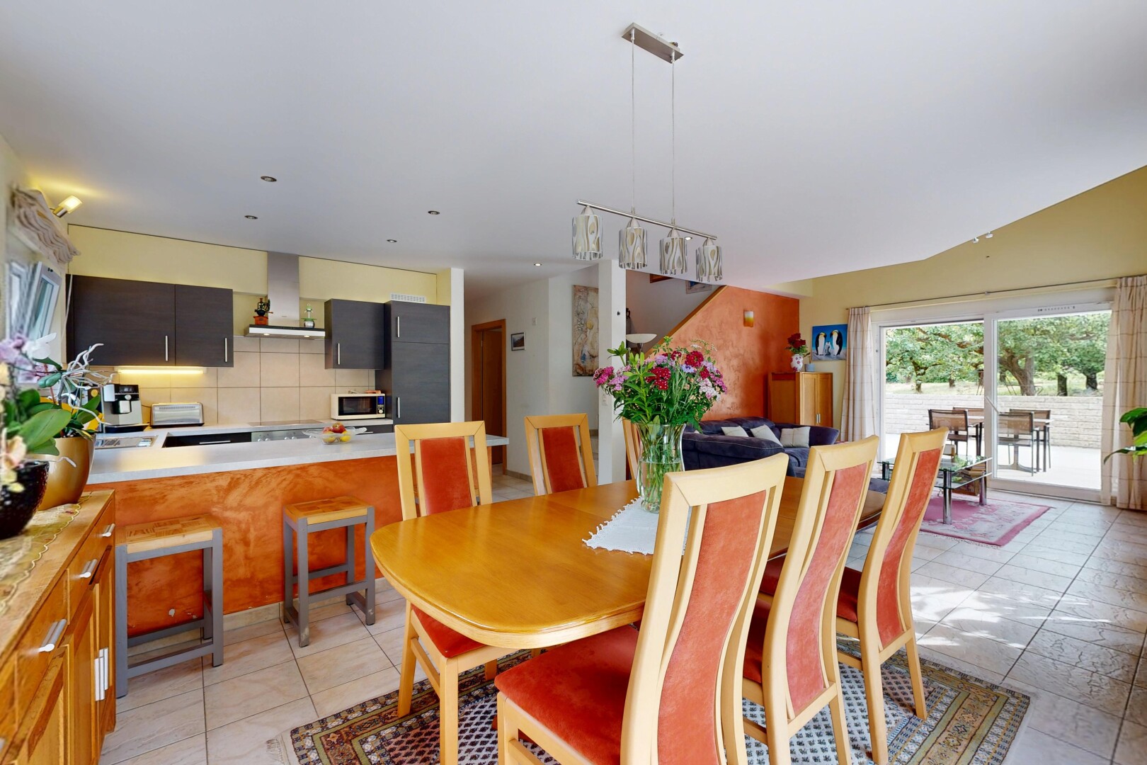 esszimmer mit light floor, inside property, natürliches licht, natural light, und küchenrückwand beim Herd