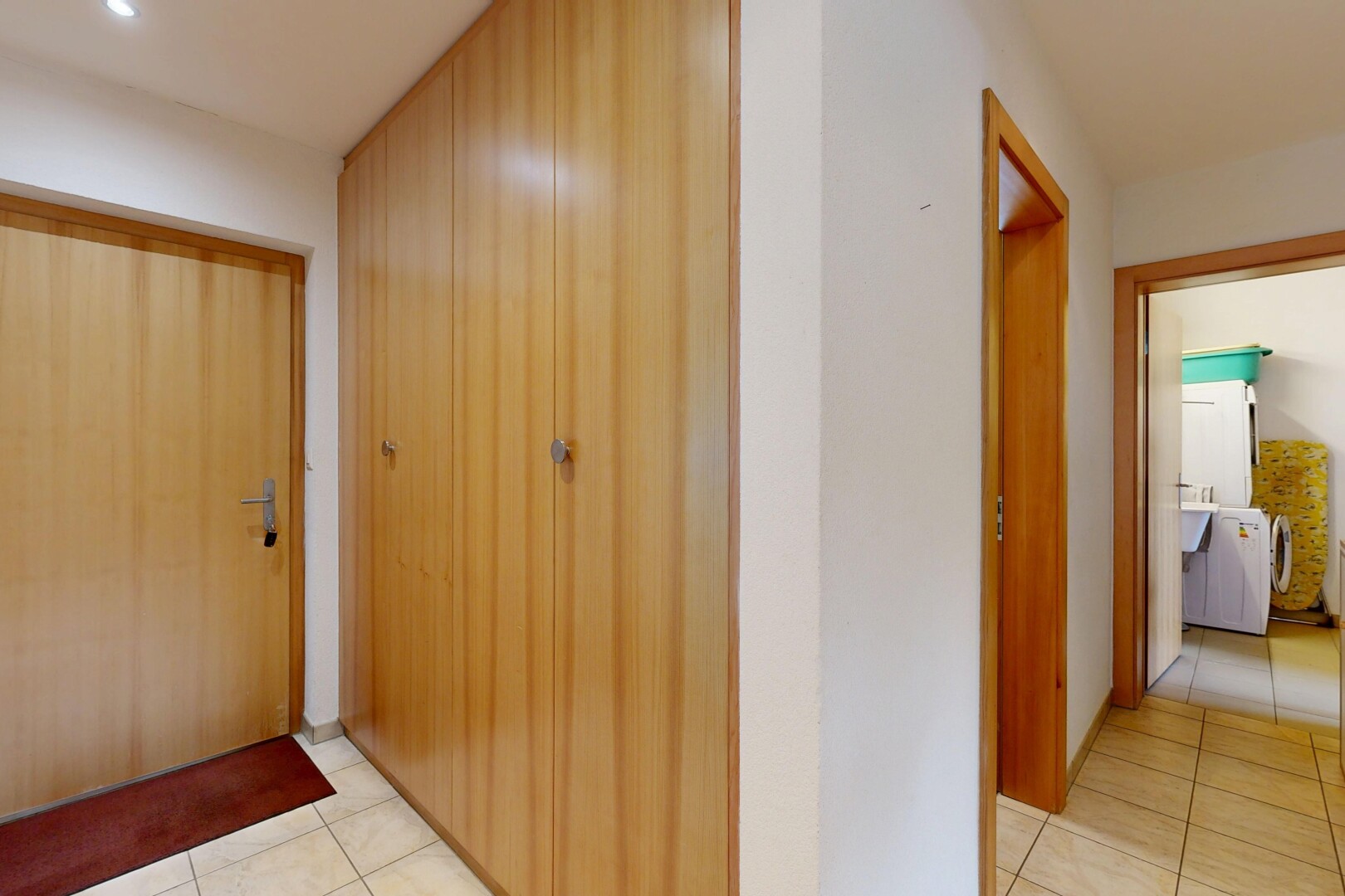 halle / korridor mit light floor, inside property, drywall, gipskartonwand, und tile floor
