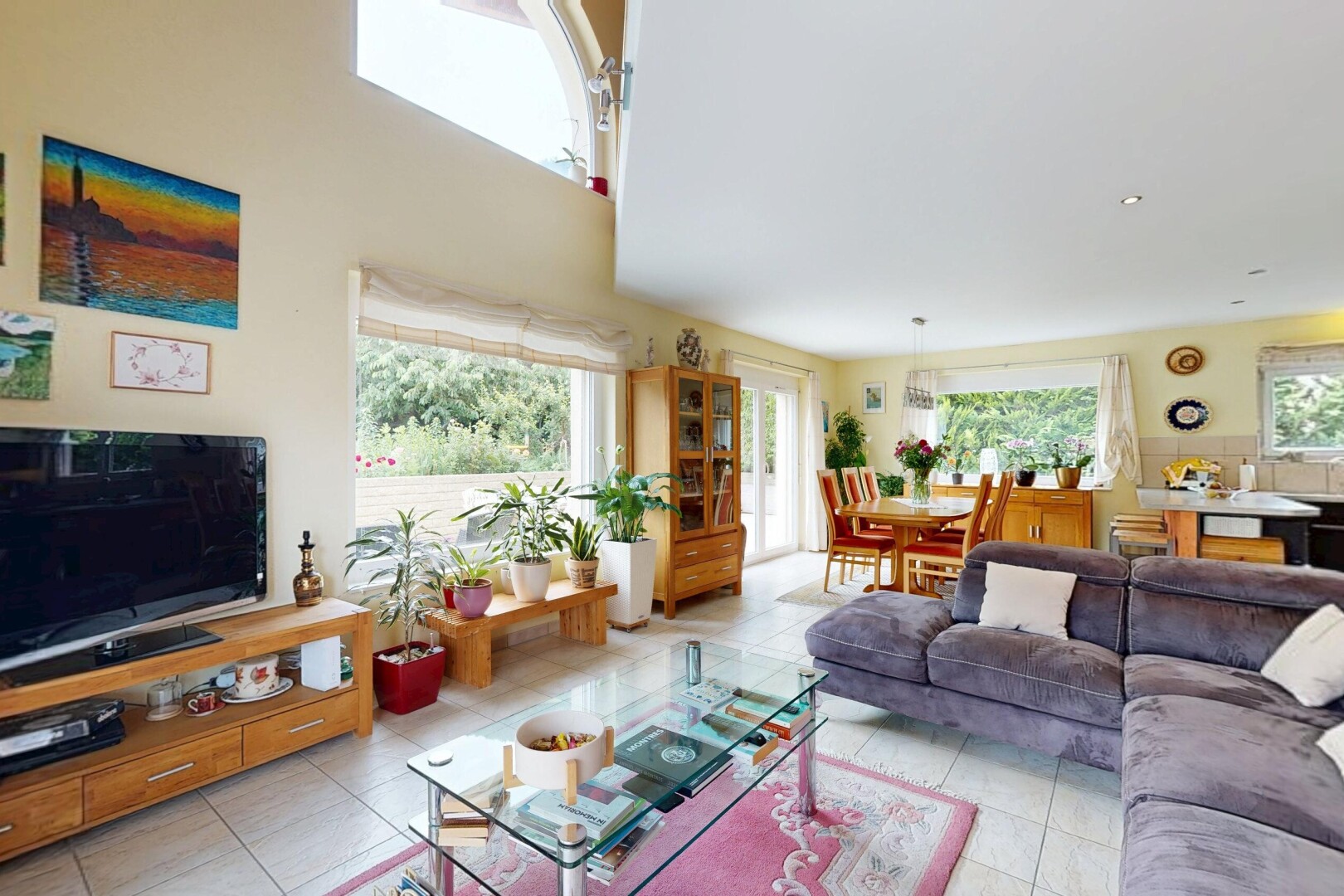 wohn- / esszimmer mit natural light, natürliches licht, fernseher, inside property, und drywall