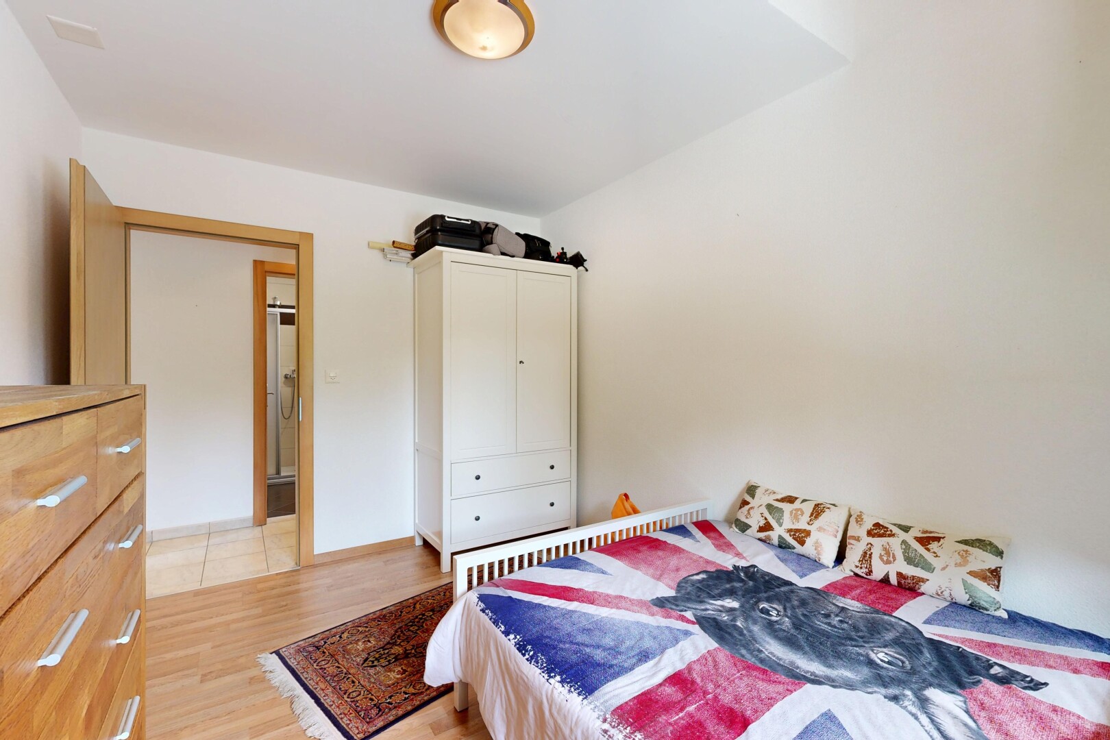 zimmer / schlafzimmer mit holzfußboden, wood finish floor, gipskartonwand, drywall, und inside property