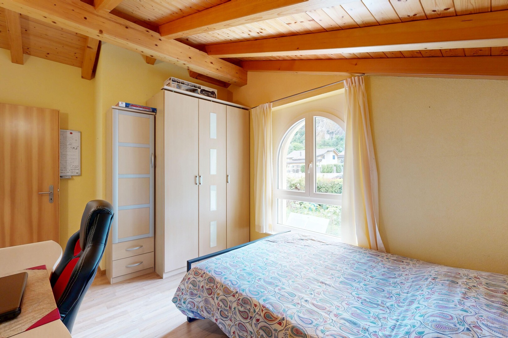 zimmer / schlafzimmer mit natürliches licht, natural light, inside property, gipskartonwand, und drywall
