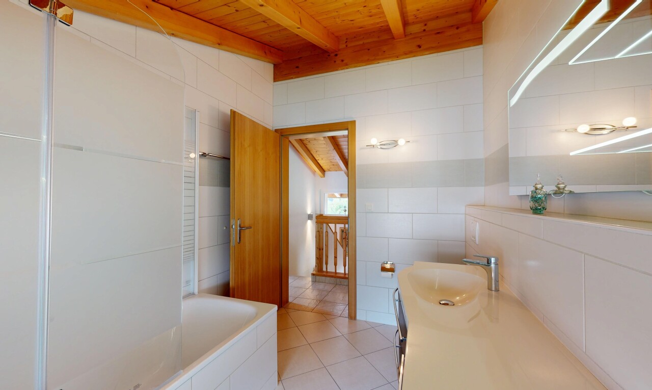 bad mit schminktisch, bad, komplettes badezimmer, inside property, und light floor