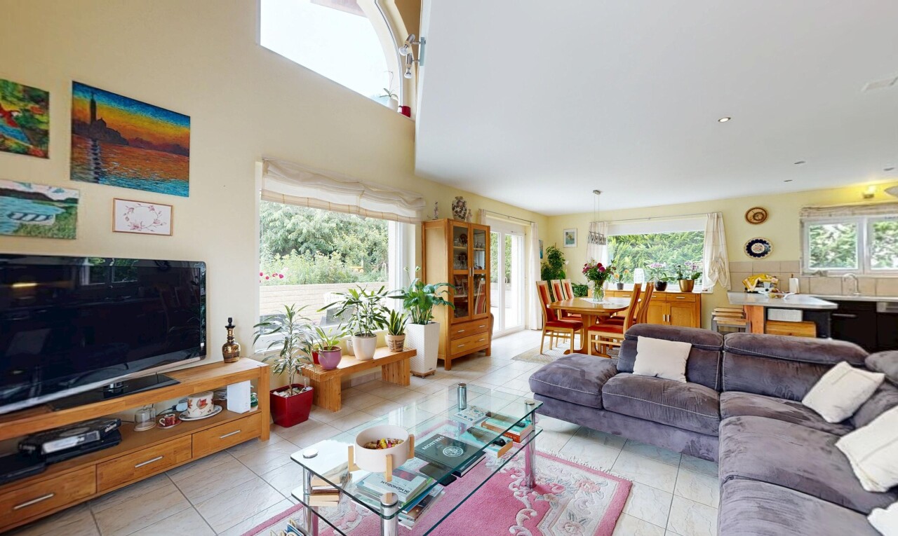 wohn- / esszimmer mit natural light, natürliches licht, fernseher, inside property, und drywall