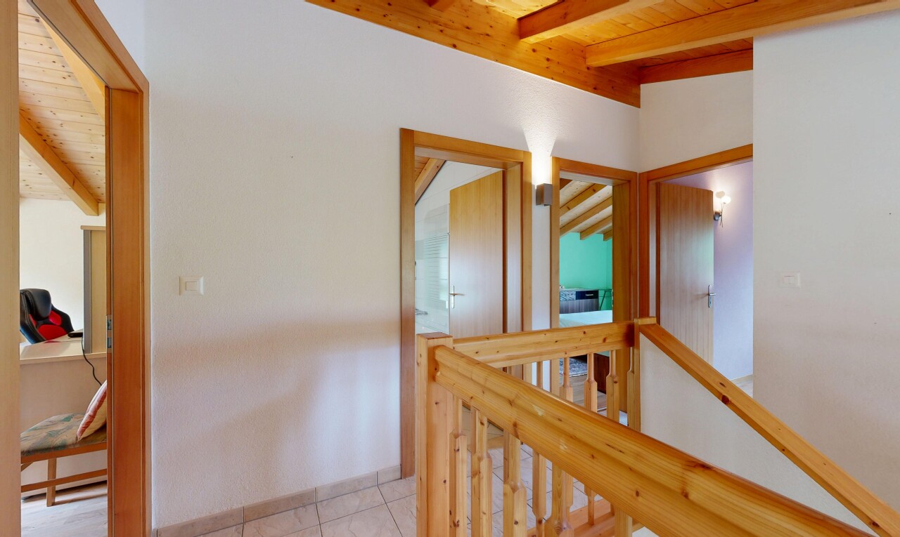 halle / korridor mit beamed ceiling, balkendecke, wood ceiling, holzdecke, und inside property