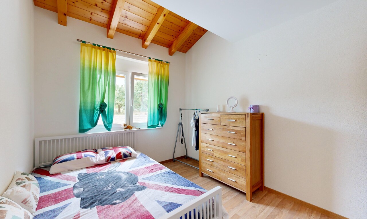 zimmer / schlafzimmer mit inside property, kühler, holzdecke, wood ceiling, und holzfußboden
