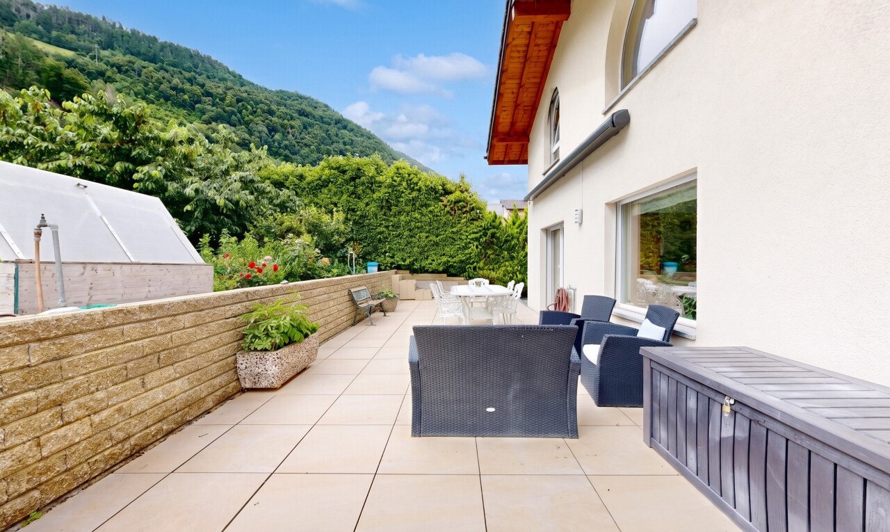 terrasse mit essbereich im freien, day time, blick auf die berge, mountain view, und waldblick