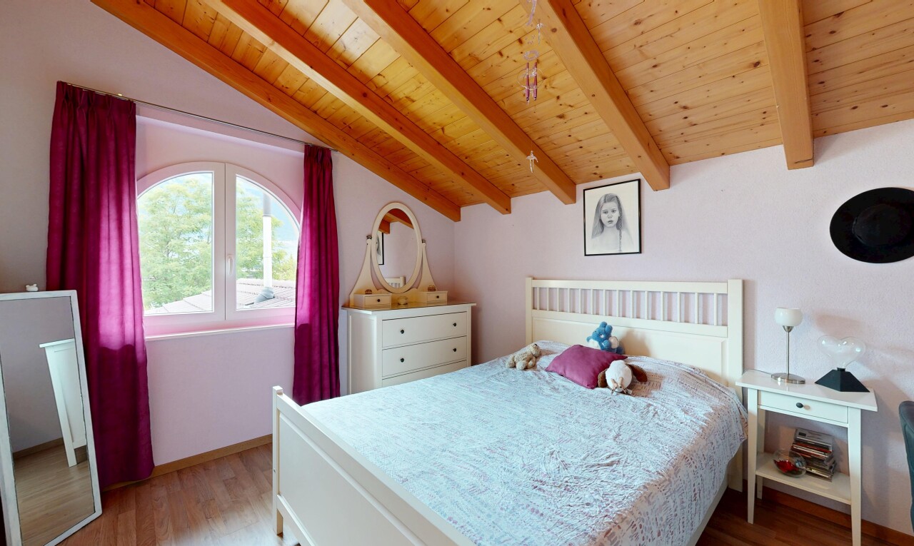 zimmer / schlafzimmer mit inside property, drywall, gipskartonwand, natural light, und natürliches licht