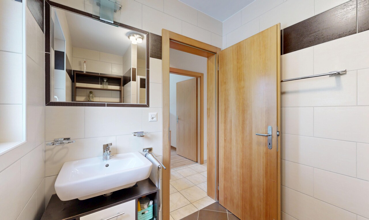 bad mit tile wall, fliesenwand, spiegel, waschbecken, und inside property