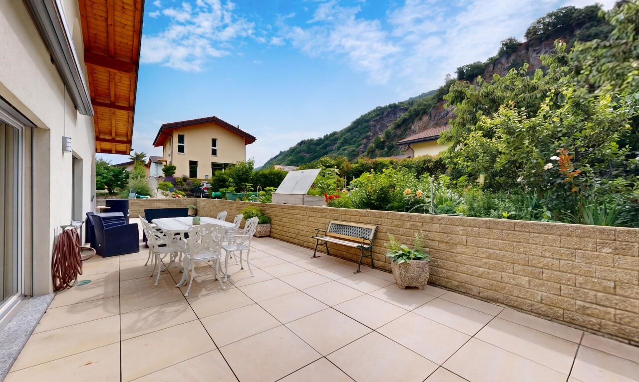terrasse mit essbereich im freien, from property, day time, blick auf die berge, und mountain view