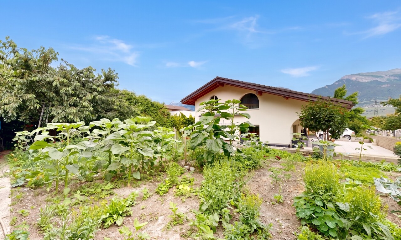außenansicht mit stuckverkleidung, property visible, und day time