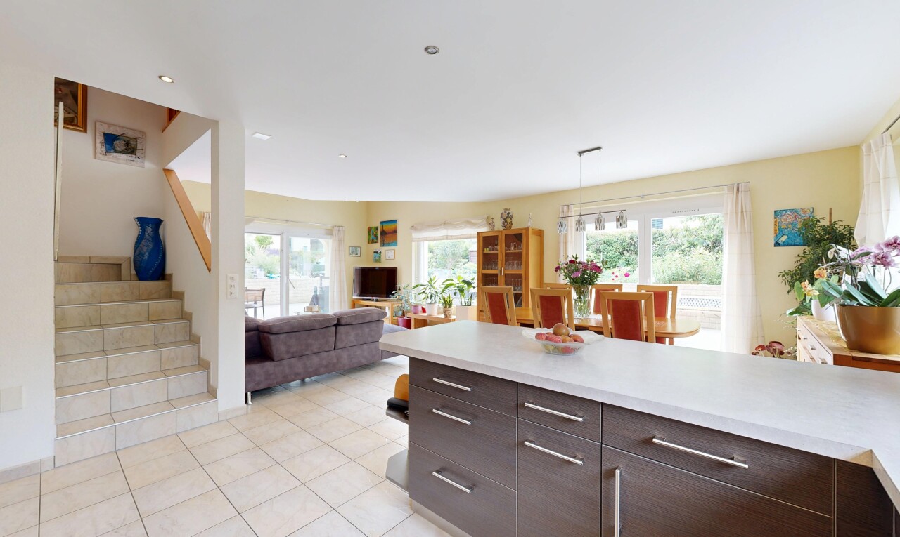küche mit light floor, dunkelbraune schränke, dark brown cabinets, arbeitsplatten, und light countertops