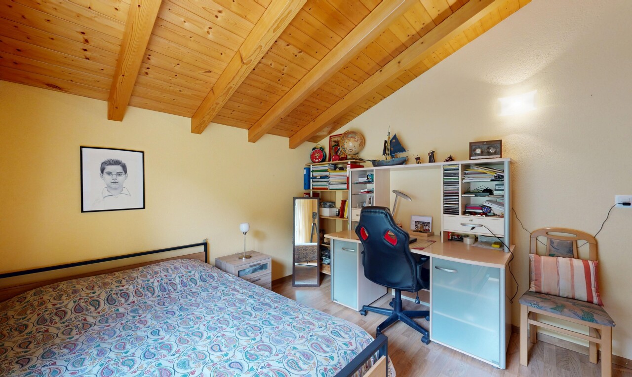 zimmer / schlafzimmer mit inside property, vaulted ceiling, dachschräge, wood finish floor, und holzfußboden