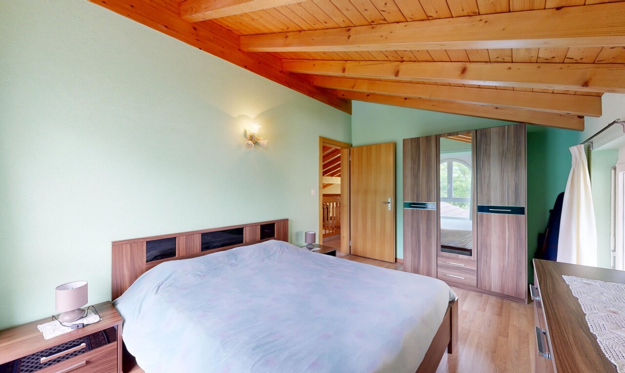 zimmer / schlafzimmer mit inside property, wood finish floor, holzfußboden, drywall, und gipskartonwand