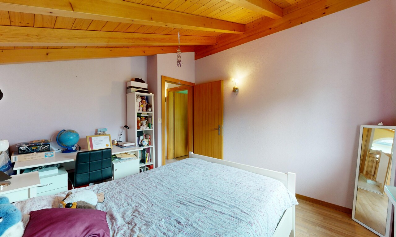 zimmer / schlafzimmer mit inside property, drywall, gipskartonwand, vaulted ceiling, und dachschräge