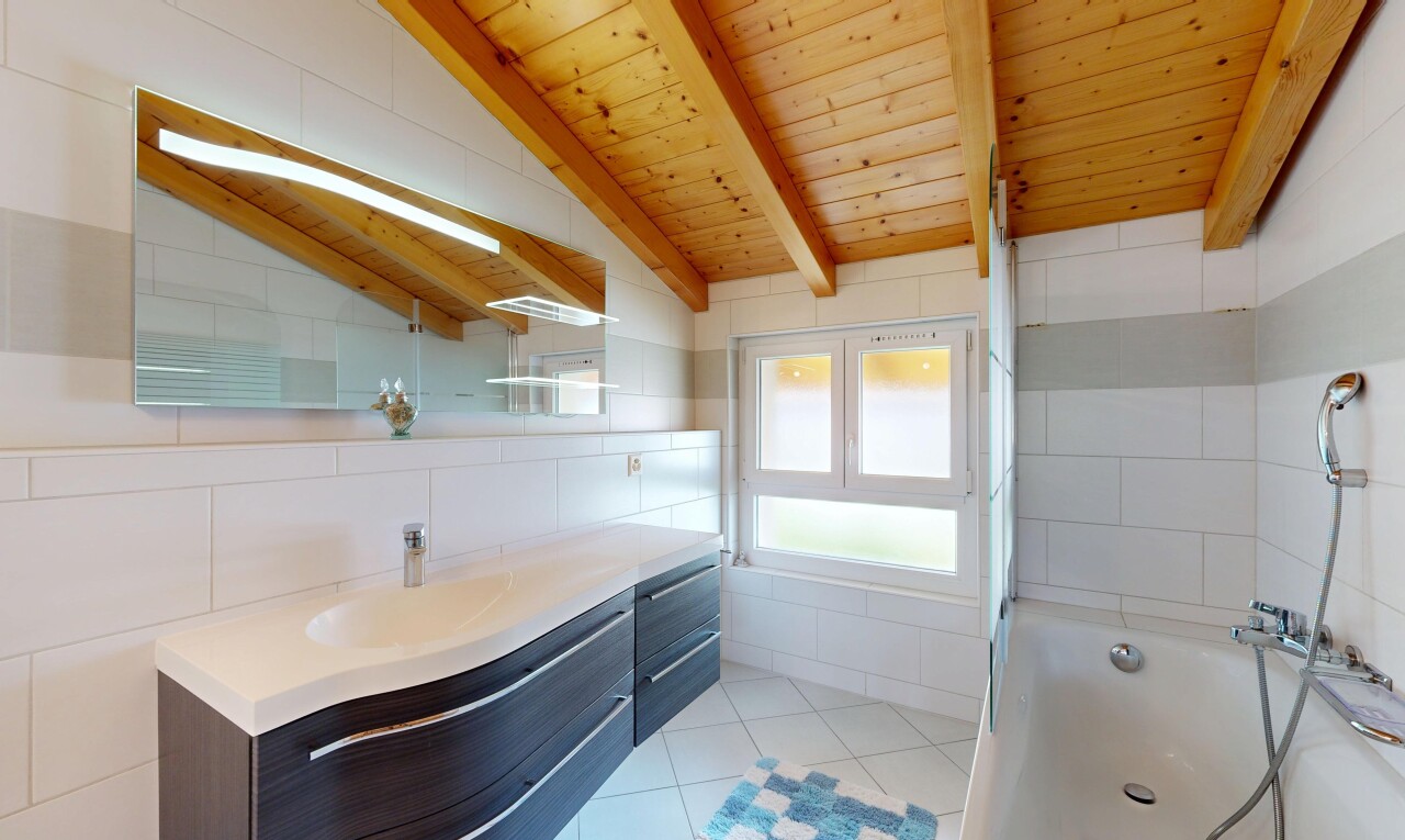 küche mit light floor, arbeitsplatten, light countertops, fliesenwand, und tile wall
