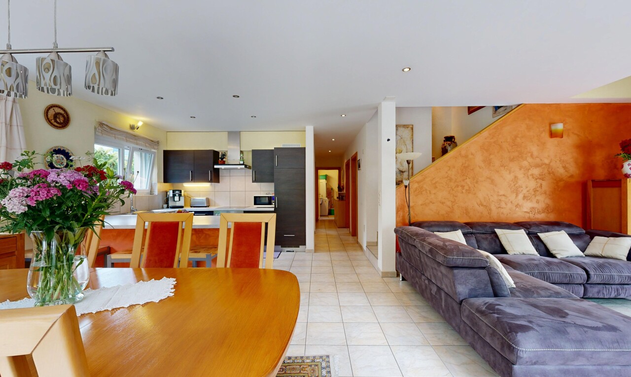 wohn- / esszimmer mit light floor, inside property, fliesenboden, tile floor, und gipskartonwand