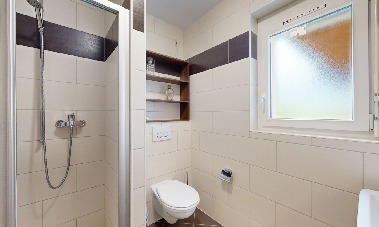 bad mit dusche, komplettes badezimmer, tile wall, fliesenwand, und natural light