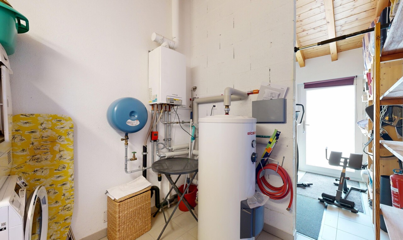 wäschekammer mit wasserkocher, drywall, gipskartonwand, natural light, und natürliches licht