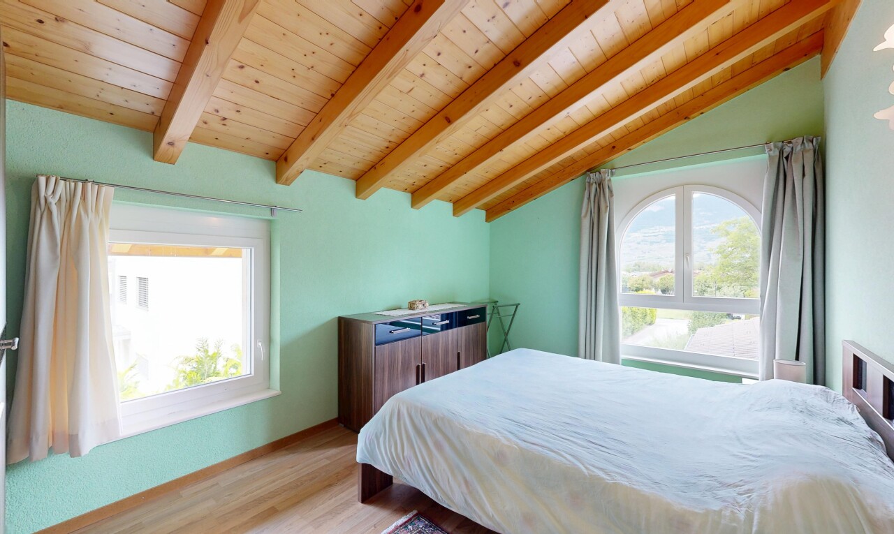 zimmer / schlafzimmer mit inside property, wood finish floor, holzfußboden, natural light, und natürliches licht