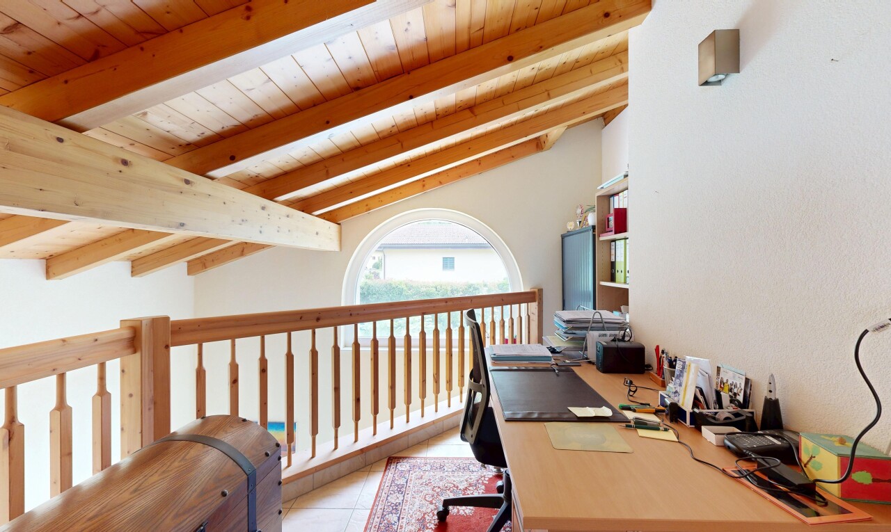 büro mit dachschräge, vaulted ceiling, natürliches licht, natural light, und inside property