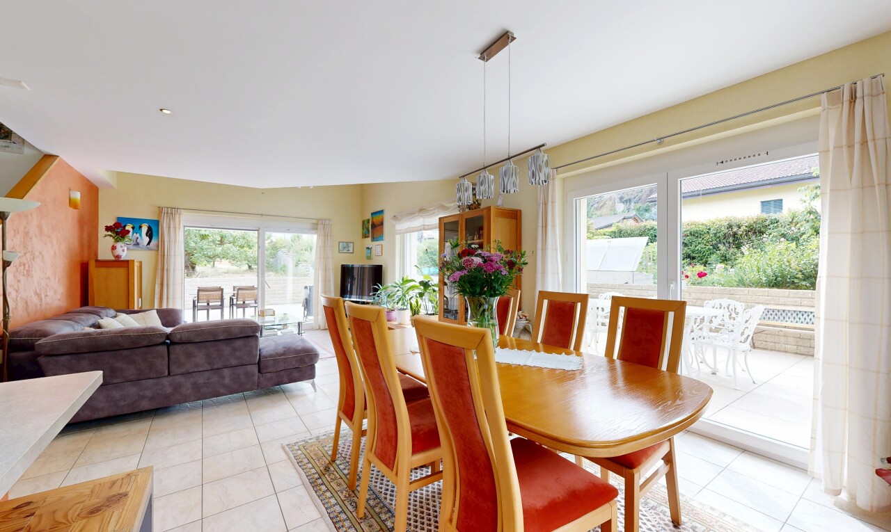 wohn- / esszimmer mit tile floor, fliesenboden, inside property, natural light, und natürliches licht