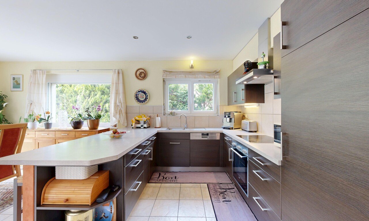 küche mit light countertops, arbeitsplatten, kitchen peninsula, küchentheke, und ofen