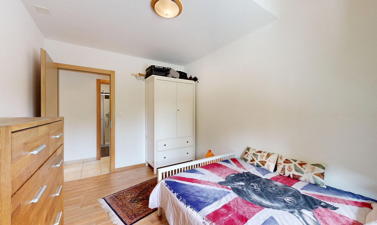 zimmer / schlafzimmer mit holzfußboden, wood finish floor, gipskartonwand, drywall, und inside property