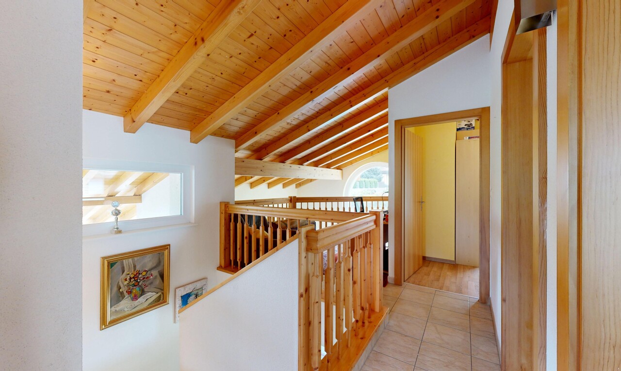halle / korridor mit inside property, balkendecke, beamed ceiling, obergeschoss-podest, und gipskartonwand