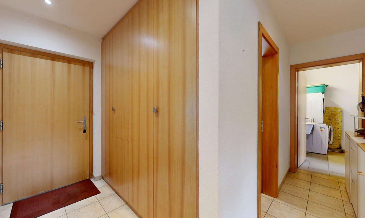 halle / korridor mit light floor, inside property, drywall, gipskartonwand, und tile floor