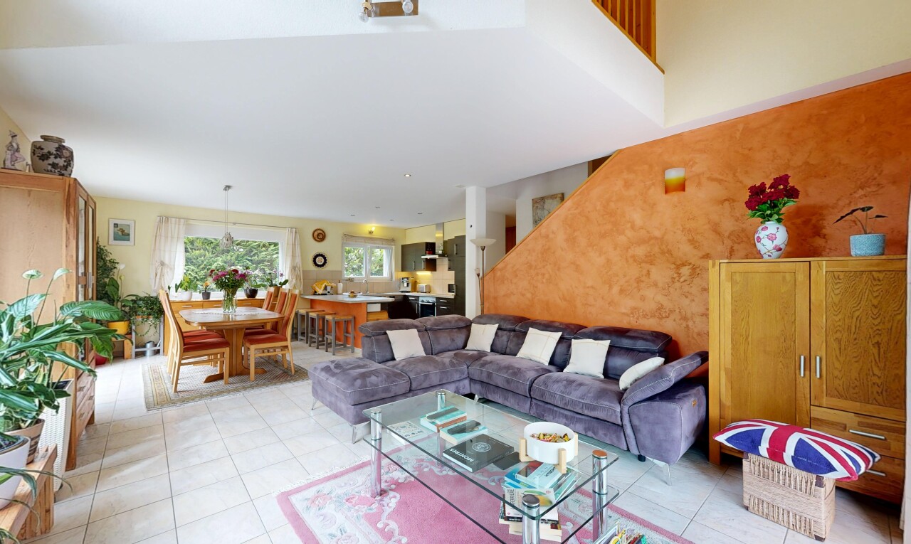 wohn- / esszimmer mit inside property, natural light, natürliches licht, tile floor, und fliesenboden