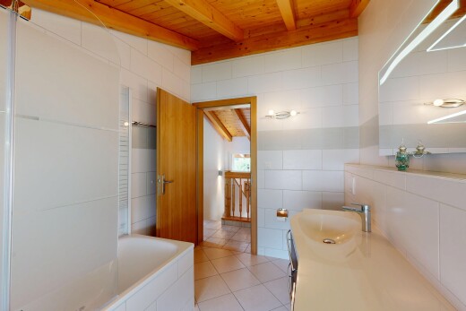 bad mit schminktisch, bad, komplettes badezimmer, inside property, und light floor