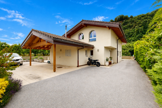 view of home with an attached carport, stucco siding, and driveway
